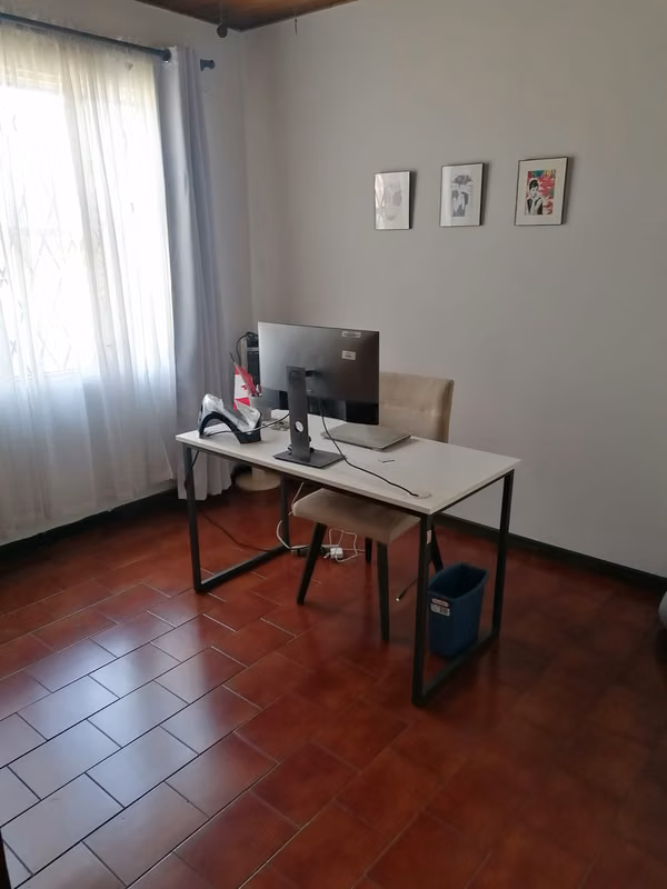 Spacious one level house in Tibás.