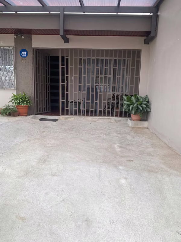 Spacious one level house in Tibás.