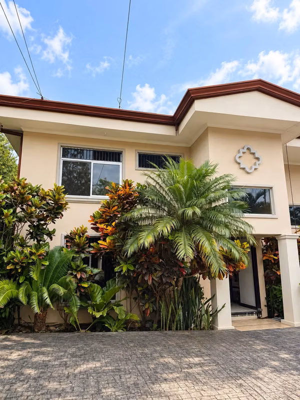 Se alquila amplia casa independiente dentro de Residencial Loma Real,ubicado en Guachipelin de Escazú