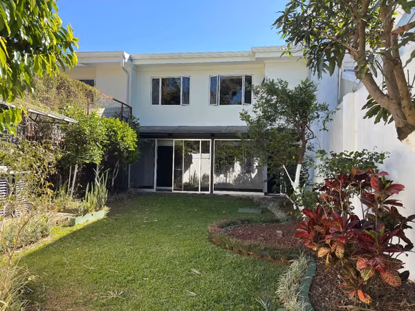 Casa grande en alquiler, con patio, tres habitaciones mas oficina. En condominio San Rafael de Heredia.
