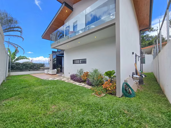 Contemporary Independent House with Garden in Bello Horizonte Escazú