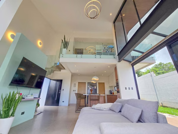 Contemporary Independent House with Garden in Bello Horizonte Escazú