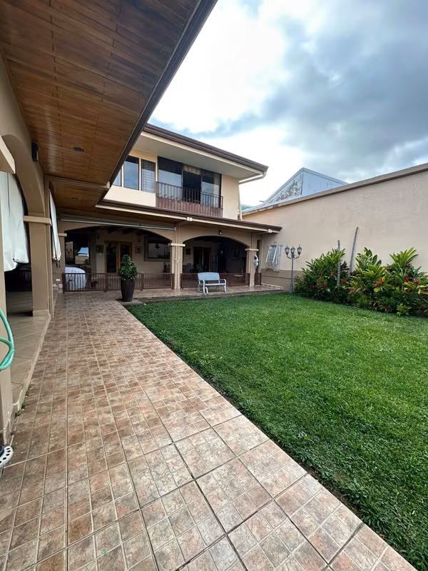224212 / House for rent / Urbanization El Prado, Curridabat / Residential or commercial use