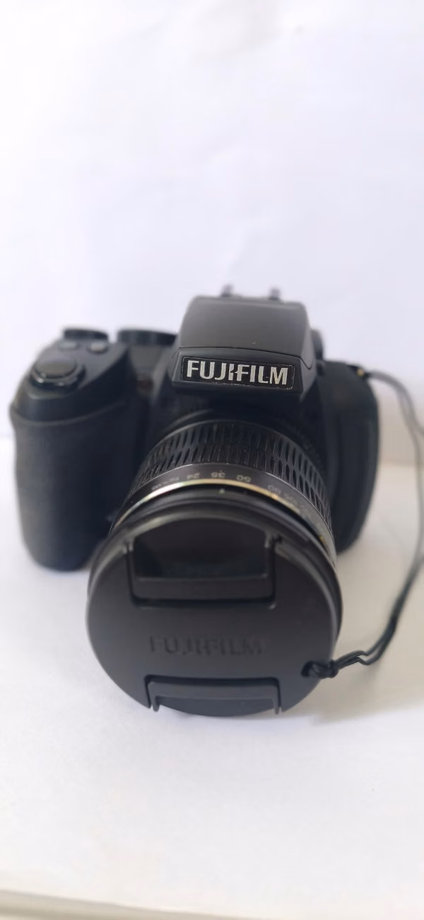 Fujifilm Bridge FinePix camera with 30x zoom and accessories