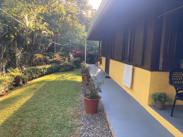 Casa con jardin botanico en Ojochal de Osa , Playa Tortuga.