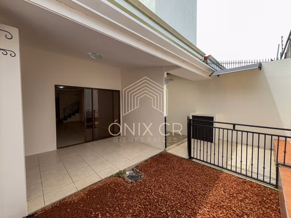 Casa Amplia en Ayarco, Curridabat | 220 m², 3 Hab, Terraza y Parqueo | $1.600