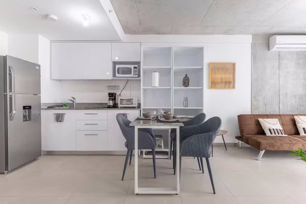 APARTMENT IN THE HEIGHTS, FULL EQUIPPED, A / C AND COVERED PARKING