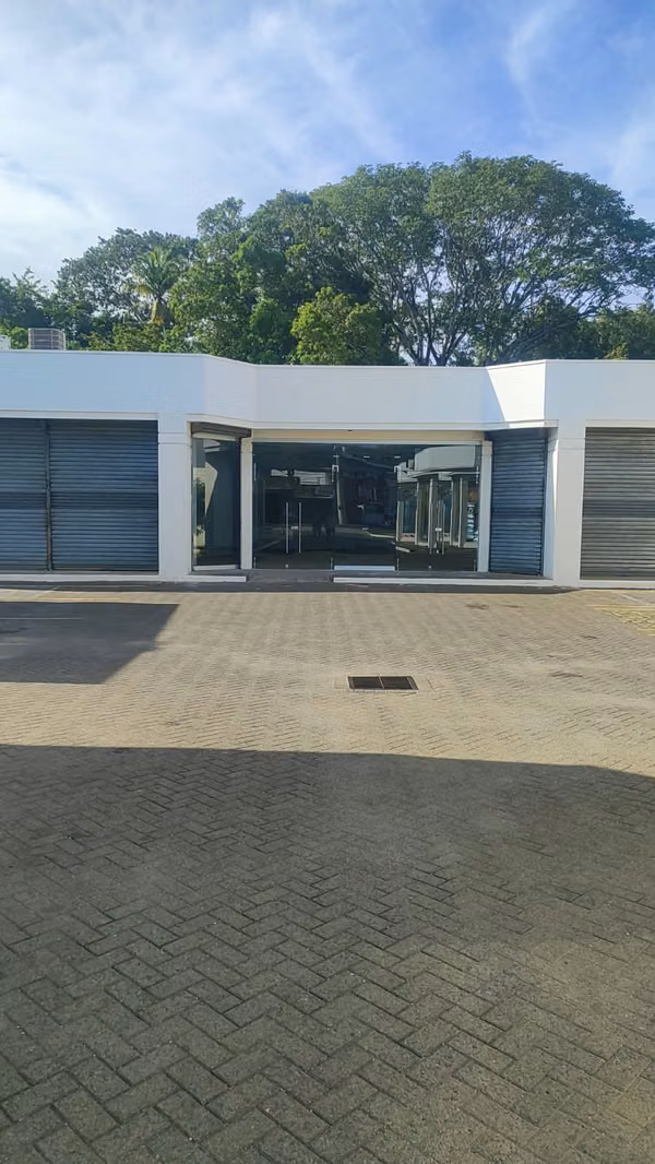 LOCAL AMPLY OF 372 m ² IN ALQUILER - PLAZA HUACAS