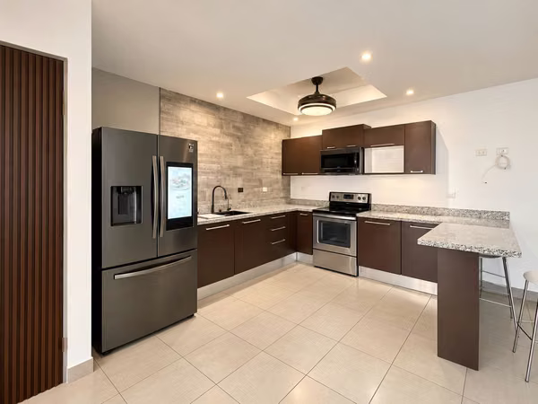 ALQUILER DE CASA EN CONDOMINIO RIO PALMA, GUACHIPELIN ESCAZÚ*