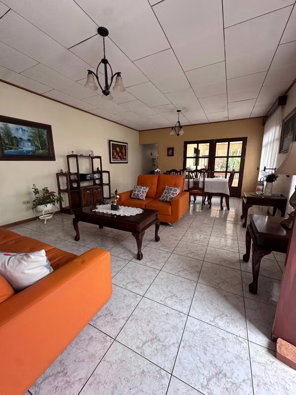 CASA ESQUINERA EN DESAMPARADOS, MONTE CLARO, USO DE SUELO MIXTO 