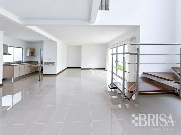 Two-Story Home in Trejos Montealegre, Escazú | 2 Bedrooms, office and maids room