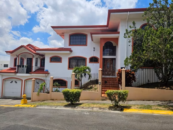 270A / Casa / Venta / Grande / Esquinera / Heredia San Pablo/ Residencial / Segura