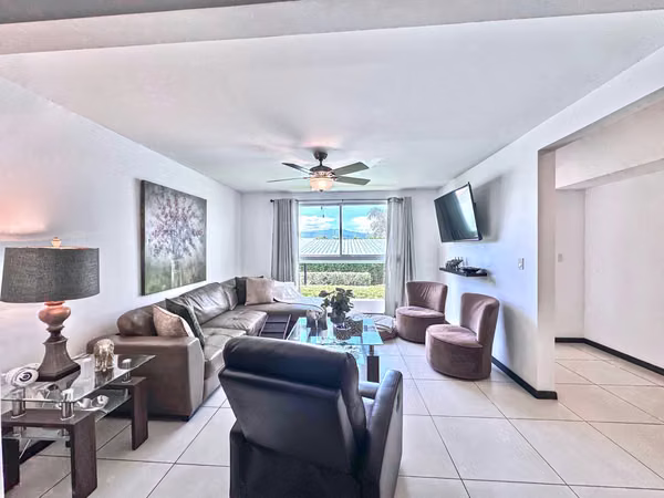 Condo-apartment Prive Palms-patio-walkable to stor- Scazu