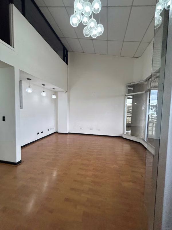 Commercial Local Rental. Rohrmoser Gallery. In front of Plaza Mayor. San José