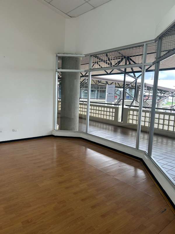 Commercial Local Rental. Rohrmoser Gallery. In front of Plaza Mayor. San José