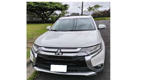 VENDO MITSUBISHI OUTLANDER 2017 EXCELLENT CONDITION