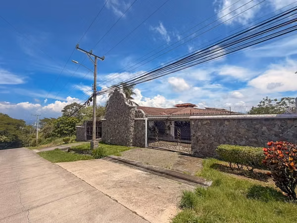 Large and furnished house in private residential in Santa Ana
