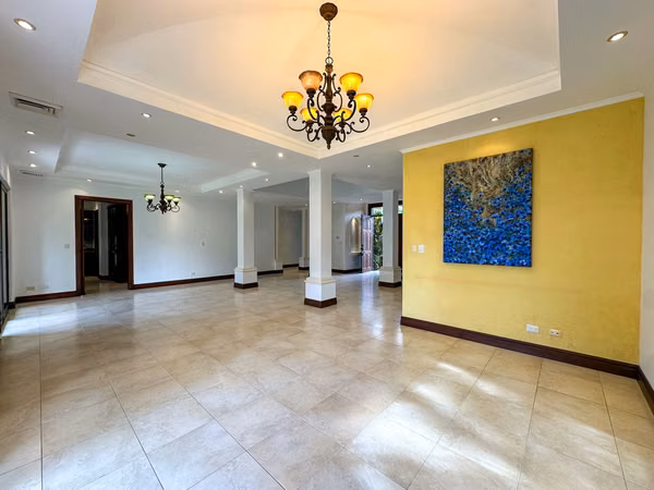 VENTA DE CASA EN HACIENDA DEL SOL PARA INVERSION 