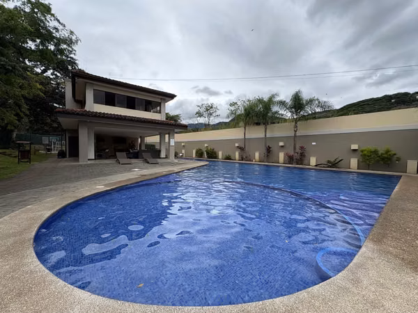 Casa en alquiler en condominio Santa Ana Hills, con muebles o sin muebles. OPORTUNIDAD