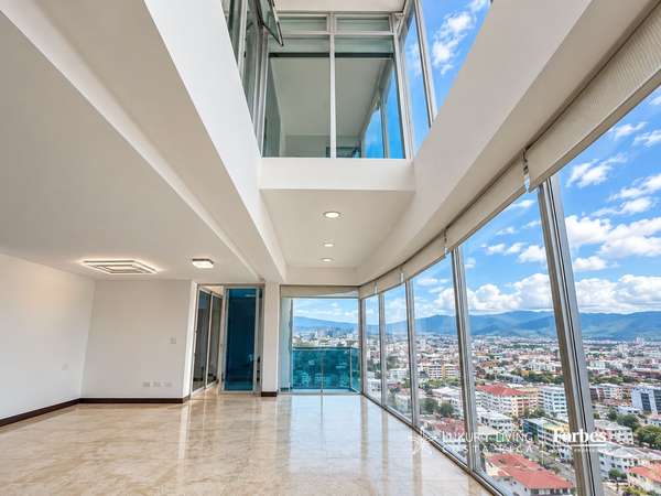21561 - Three bedroom duplex penthouse with views and a balcony on Paseo Colón