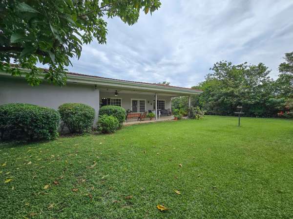 PROPIEDAD DE 3 CASAS DE UNA SOLA PLANTA CON 2.742 M2 DE LOTE EN SANTA ANA PIEDADES