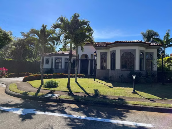 VENTA DE ELEGANTE RESIDENCIA ESTILO MEDITERRÁNEO EN ALAJUELA