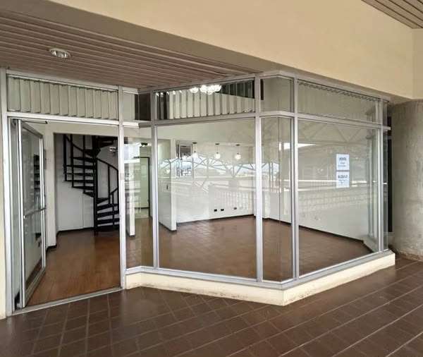 Local Comercial - Frenta a Plaza Rohrmoser