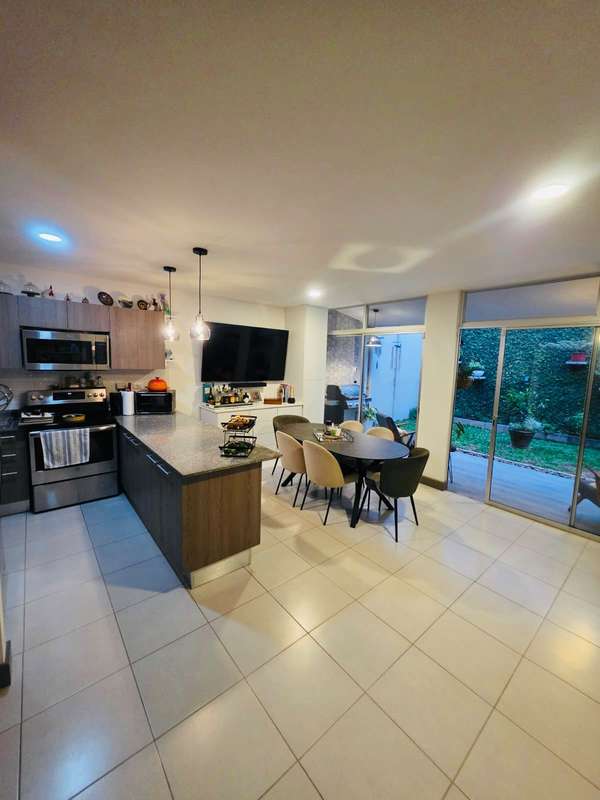 Se vende casa de dos pisos en Condominio Lincoln en Santo Domingo de Heredia 