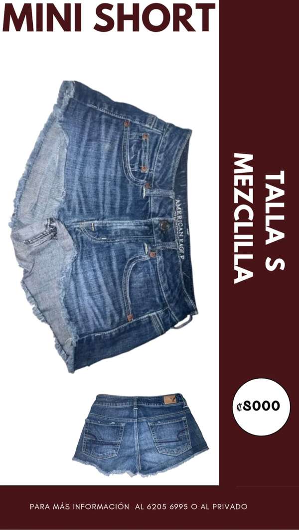 Shorts, blusa, corset y pestañas 