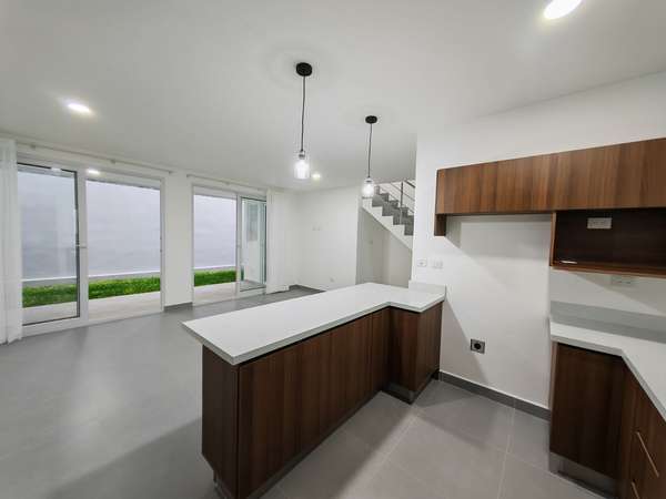ALQUILER DE CASA EN CONDOMINIO BITZU – SAN ANTONIO DE ESCAZÚ