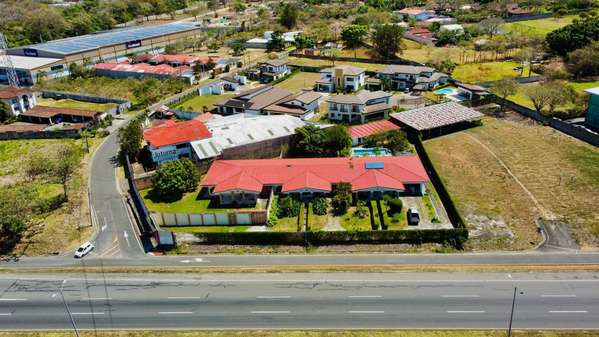 Se vende Propiedad con 3 edificaciones 