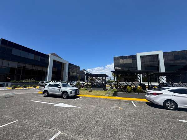 Oficina amueblada de 247 m² con aire acondicionado y 4 estacionamientos en Ofiplaza del Este