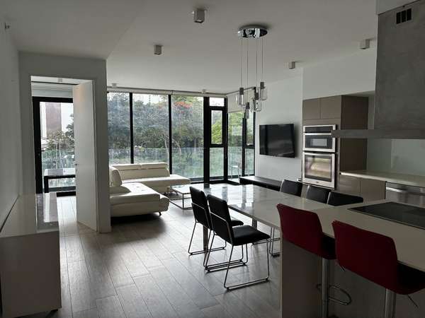 Exclusivo apartamento amueblado de 2 habitaciones en Rohrmoser con piscina y vistas a la montaña
