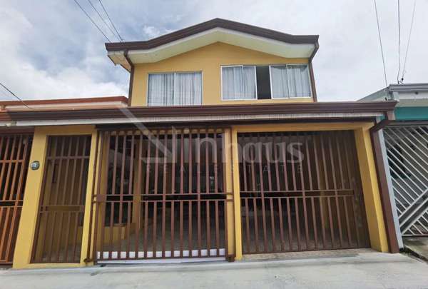 Venta de casa con jardín - La Unión