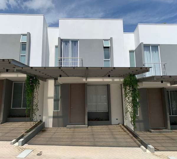 Casa amueblada. 3 hab-3baños-2parqueos. Alquiler. Condominio. Piedades. Santa Ana. AVB