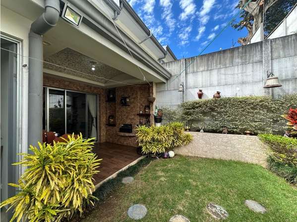 Casa de 3 niveles en condominio en San Pablo de Heredia, 3 habitaciones y 2 parqueos