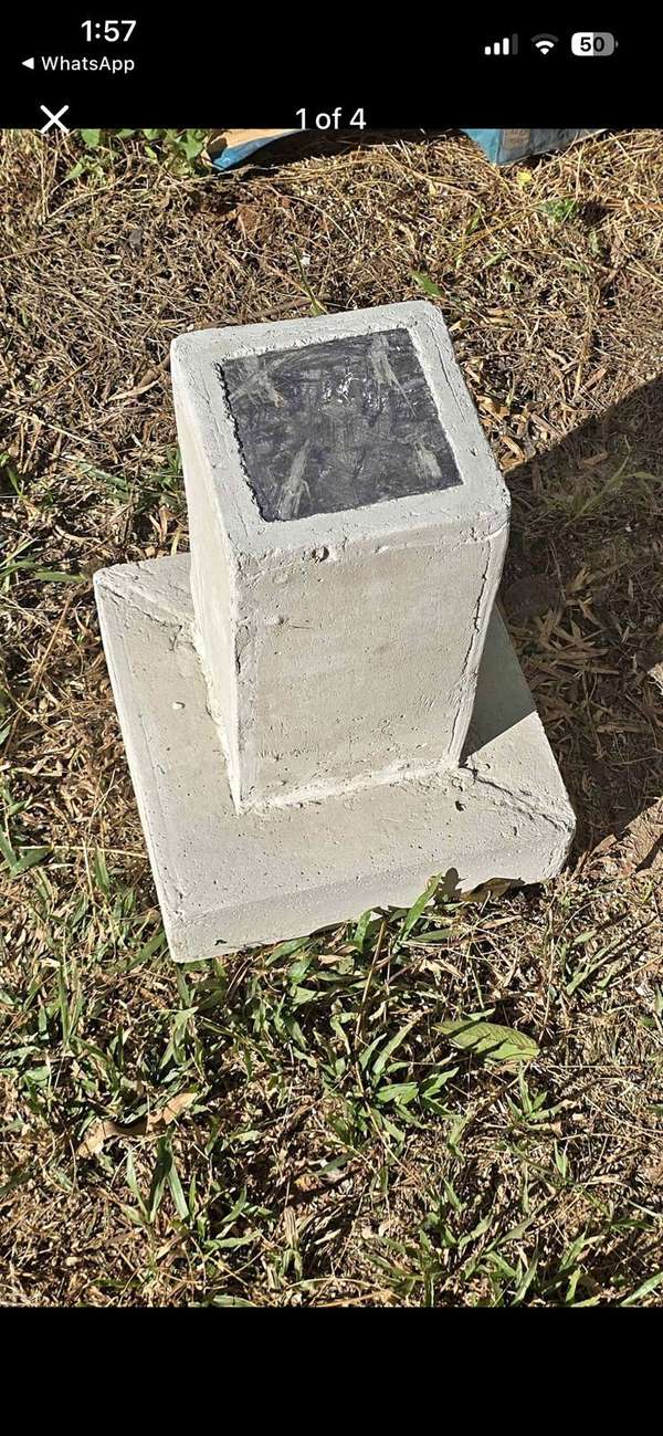 Base de hormigón con refuerzo para la construcción rápida de estructuras 