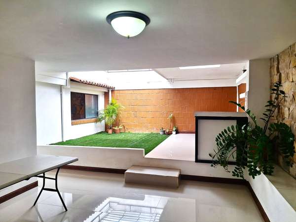Se alquila agradable apartamento para una persona, sin garage.