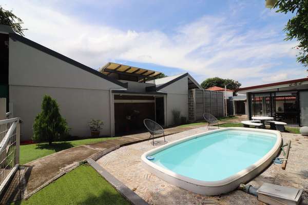 SE VENDE-Propiedad con 3 Unidades, Piscina y Amplio Terreno en La Guácima KVV