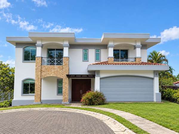 Casa exclusiva en alquiler en Pozos, Santa Ana | Privacidad y vistas espectaculares LSR