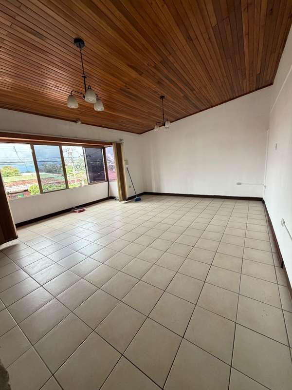 Se alquila casa con uso de uso mixto en Curridabat