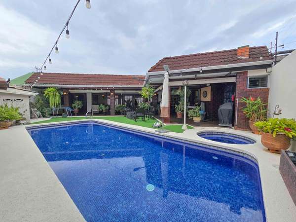 CASA DE UNA PLANTA CON PISCINA PRIVADA EN BELLO HORIZONTE ESCAZU
