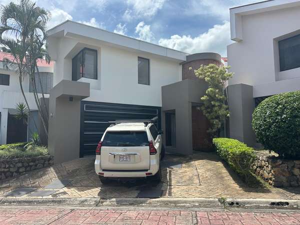 ALQUILER DE CASA REMODELADA EN CONDOMINIO ESCAZÚ CERCA DEL COUNTRY CLUB