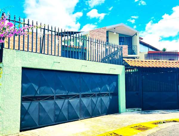 CASA EN VENTA EN HEREDIA CENTRO CON APARTAMENTO INDEPENDIENTE Y USO DE SUELO MIXTO CERCA DEL NUEVO ESTADIO ROSABAL CO