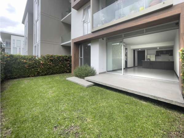 Apartamento contemporáneo con jardín en Santa Ana