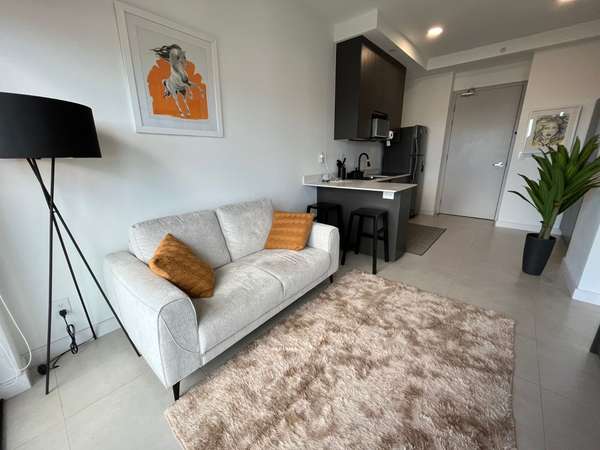 YA Exclusivo apartamento amueblado en Sky Rohrmoser con vistas a las montañas y amenidades de lujo