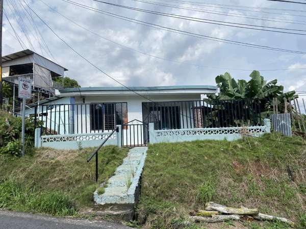 Recently Renovated 3-Bedroom Home with Panoramic Views in Atenas
