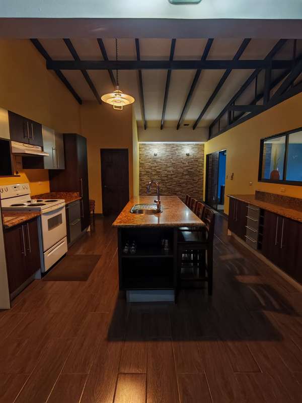 8866331 / Casa en venta / San Joaquín de Flores / Heredia / Una planta / Jardín y jacuzzi