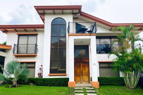 Se vende casa en condominio en San Antonio de Escazú | 5 habitaciones y amplios espacios