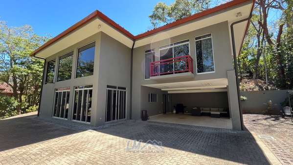 Se alquila casa en condominio en Ciudad Colón, amoblado | 2 habitaciones | Naturaleza, amplitud y tranquilidad